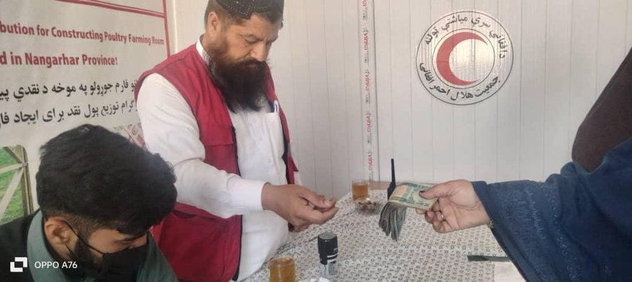 د افغاني سرې مياشتې له لوري د نړيوال فيدريشن په مالي ملاتړ د ختيځ سيمه ايز زون په مرستون کې پر ۲۰ بې سرپرسته کونډو د چرګانو د روزنې د ځای برابرولو په موخه ۴۶۰۰۰۰ افغانۍ نغدي مرسته وويشل شوه!