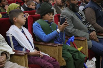 افغاني سرې میاشتې له لوري ۹۰مه چوپه، ٧٤ تنه هغه تنکي ماشومان چې په اور سخت سوځېدلي او يا د مکروبي هډوکو په رنځ اخته وو؛ د وړيا درملنې په موخه د المان "سولې کلي" خیریه بنسټ ته ور وپېژندل شول!