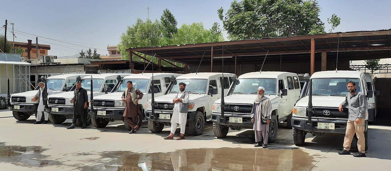 مساعدت شش عراده موتر از طرف کمیته بین المللی صلیب سرخ به جمعیت هلال احمر افغانی!
