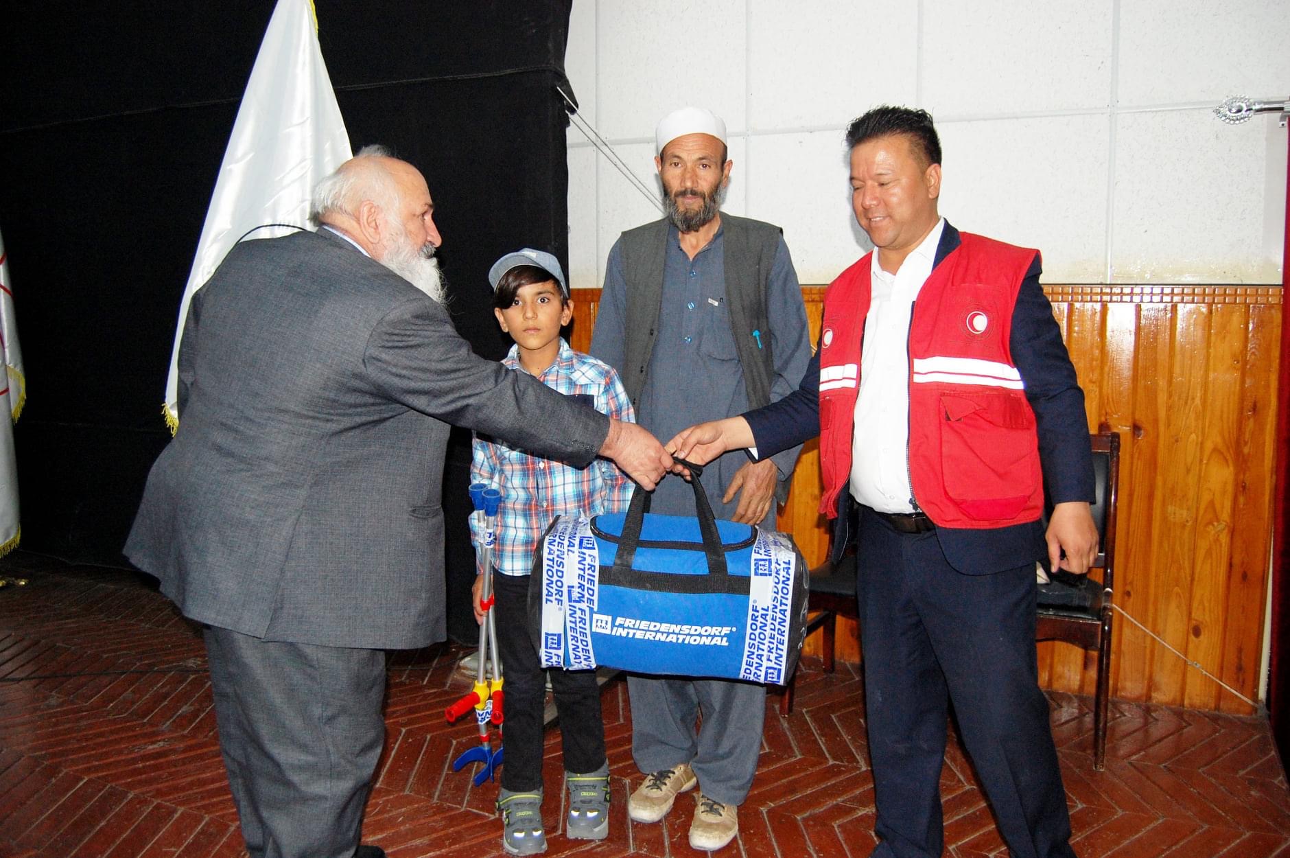 په سخت سوي او هډوکو په ماتوالي اخته ۵۶ ناروغ ماشومان تر درملنې وروسته خپل هیواد ته راستانه شول!