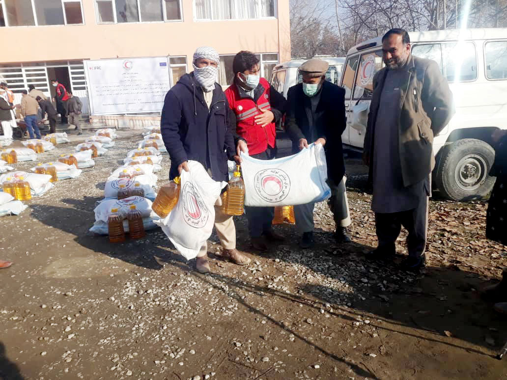 مساعدت جمعیت هلال احمر افغانی برای 1200 خانواده در پروان Arcs