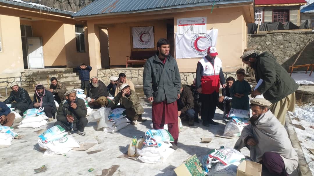 جمعيت هلال احمر افغاني برای ٨٠ خانواده ديگر در ولايت نورستان مواد غذائي مساعدت نمود!