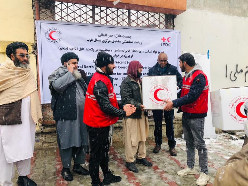 آغاز روند توزیع مساعدت های جمعیت هلال احمر افغانی برای ۶۷۵ نیازمند در شهر کابل!
