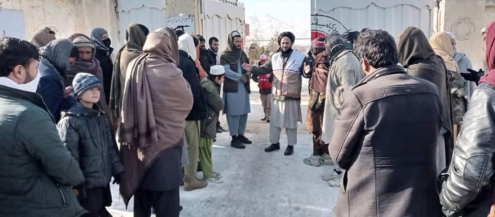 ميدان وردګ کې ۱۰۳ سيلاب ځپلو کورنيو سره د افغاني سرې مياشتې له لوري مرسته وشوه