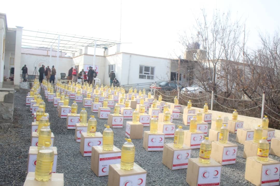 لوګر ولایت کې د افغاني سرې میاشتې له لوري له ۱۷۰ بېوزلو کورنیو سره د خوراکي توکو مرسته وشوه!