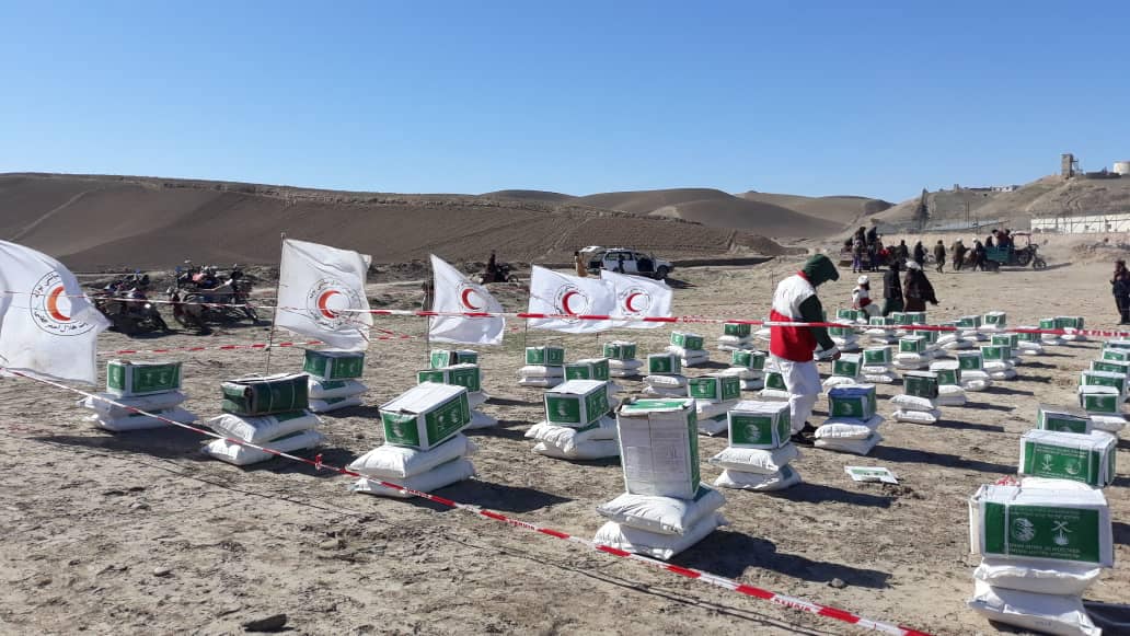 توزيع مواد غذايي جمعيت هلال احمر افغاني در ولايت بادغيس براي 900 خانواده!
