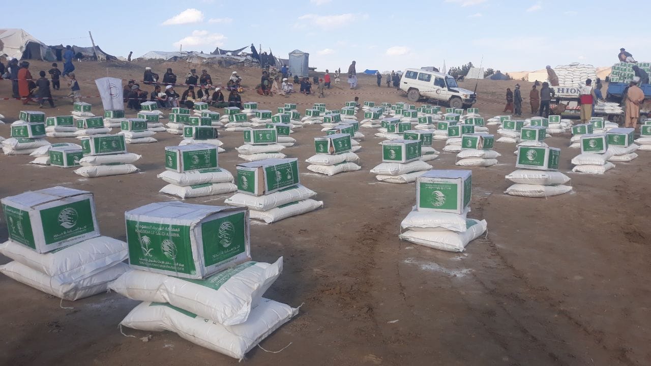 بادغیس کې ۲۵۰۰ کورنیو ته د افغاني سرې میاشتې له لوري د خوراکي توکو مرسته پیل شوه