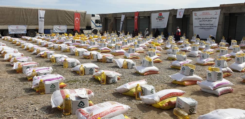 مساعدت برای ۵۰۰ فامیل بی بضاعت، آسیب دیده و بیجاه شده گان از قریه جات ولسوالی دلآرام ولایت نیمروز!