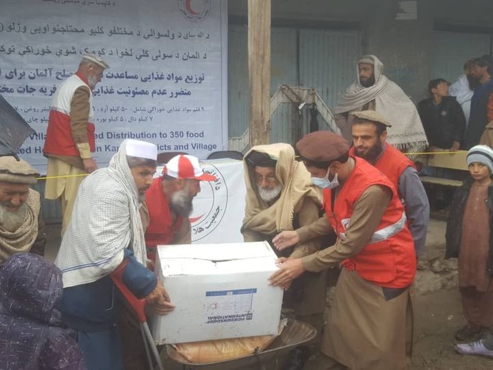 جمعيت هلال احمر افغاني براي ۳۵۰ خانواده مستحق در ولايت كاپيسا مواد غذايي توزيع نمود!