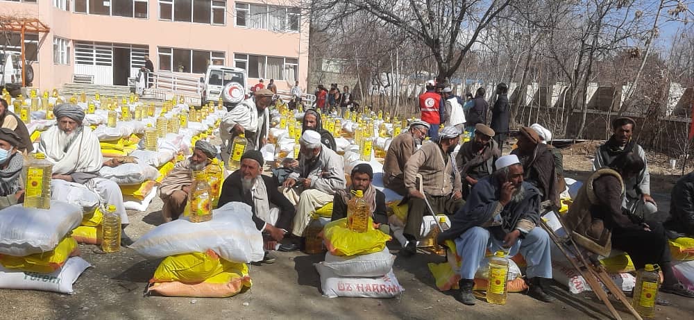 جمعیت هلال احمرافغانی برای ۳۰۰ فامیل درنمایندگی هلال احمر ولایت پروان مساعدت نمود!