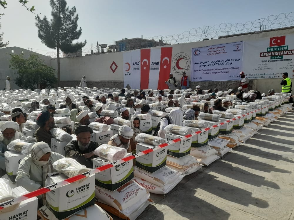 جمعیت هلال احمرافغانی برای ۳۰۰ خانواده در ولایت فراه مساعدت نمود!
