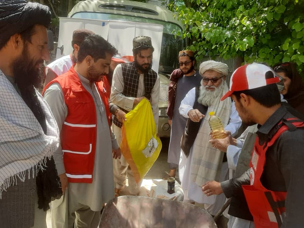 محترم مطیع الحق خالص، سرپرست ریاست عمومی هلال احمر افغانستان به ۳۰۰ خانواده در ولایت کابل مساعدت نمود!