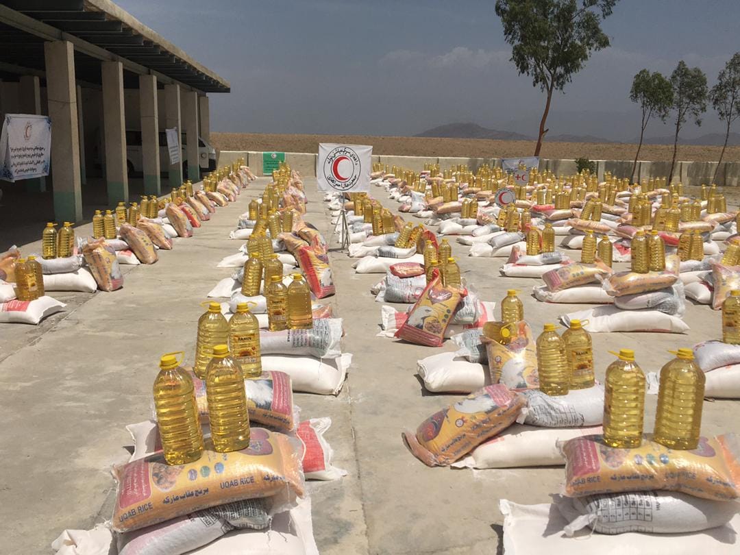 از طرف هلال احمر افغاني در ولایت ننگرهار برای ۲۰۰ خانواده مواد غذایی توزیع گردید!