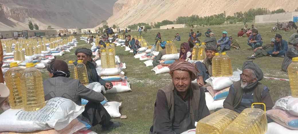 روند مساعدت جمعیت هلال احمرافغانی در ولایت بامیان اغاز گردید!