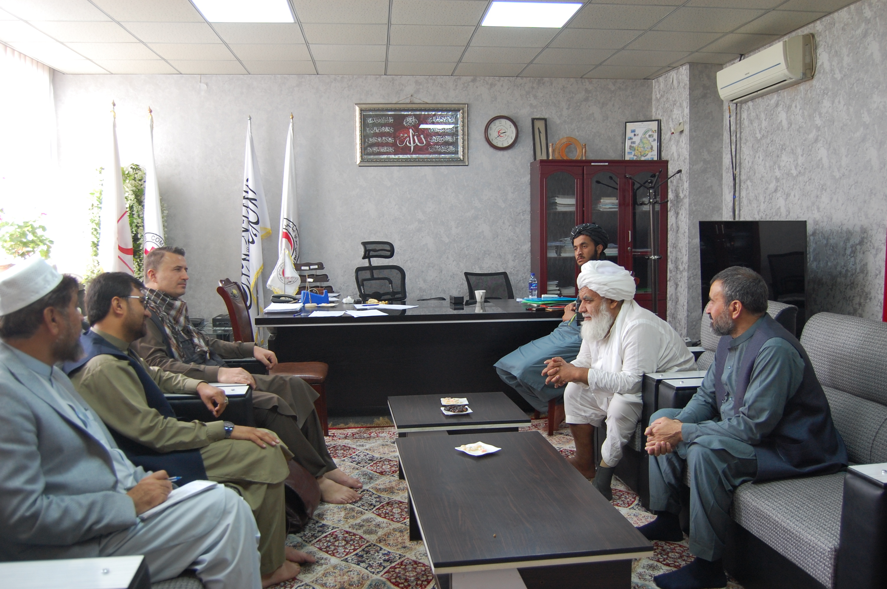 افغاني سرې میاشتې مرستیال د ترکیې هېواد د جان سیو خیریه بنسټ له پلاوي سره په خپل کاري دفتر کې ولیدل!