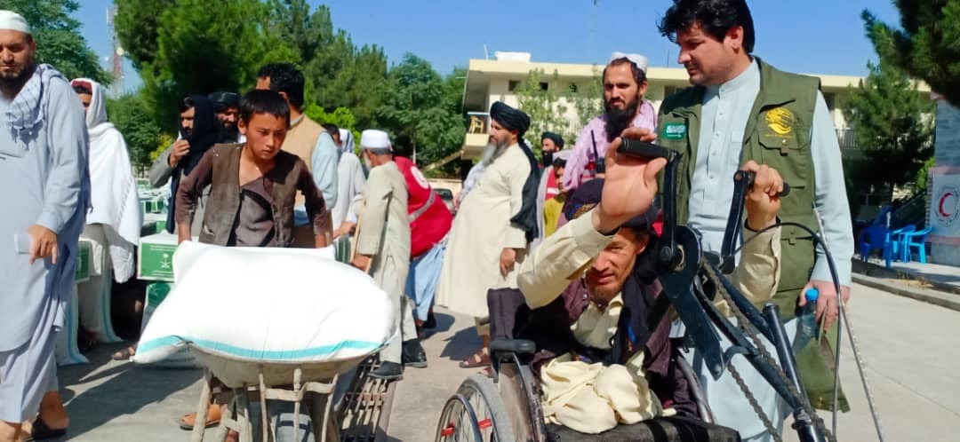 په بلخ ولایت کې ۹۱۰بېوزله کورنیو ته د افغاني سرې میاشتې مرسته!