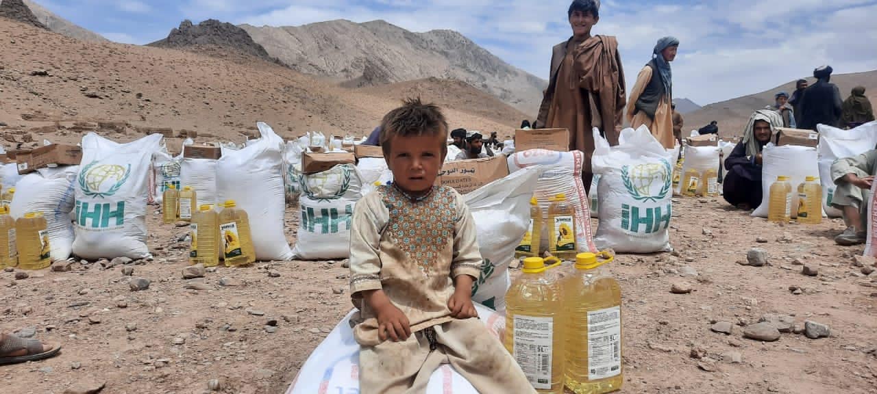 هلال احمر افغانی برای ۳۰۰ خانواده در ولسوالی گیزاب ارزگان کمک های غذایی توزیع نمود!