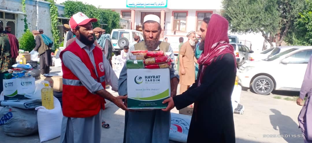 کنړ ولایت کې د افغاني سرې میاشتې ټولنې له لوري (۱۴۰) کورنیو ته خوراکی اوغیرخوراکي توکي چې ډیری یي د ترکیي هیواد له لورې مرسته شوي و، وویشل شول!