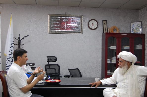 د افغاني سرې میاشتې مرستیال ملا نورالدین ترابي د جرمني د سره صلیب استازی (اصف امان) سره ولیدل!