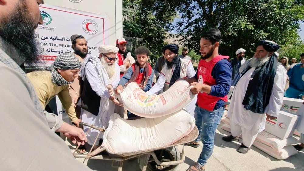 د کویت د خلکو د ۱ میلیون مرستې ویش د افغاني سرې میاشتې د عمومي رییس په لاس پیل شو!