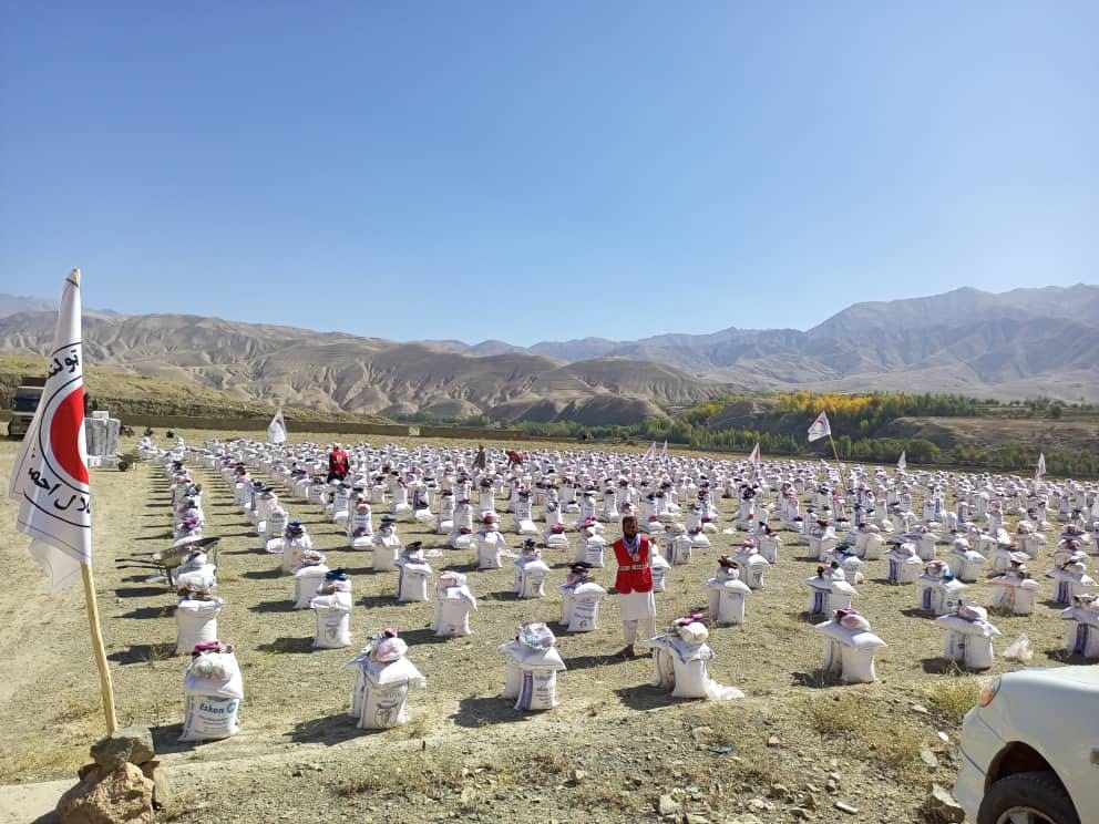 از سوی هلال احمر افغانی برای ۹۰۰ خانواده های مردم بی بضاعت ولایت بغلان مواد غذایی وغیر غذایی توزیع گردید!