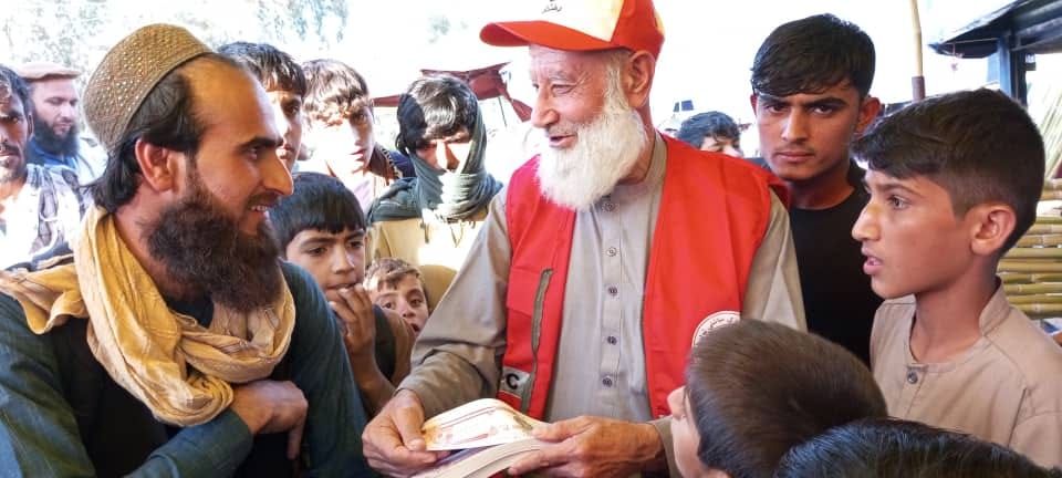 د افغاني سرې مياشتې د لغمان ولايت رضاکاران د خلکو څخه د مرستو په راجلبولو بوخت دي!