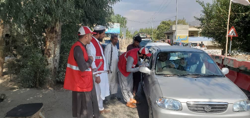 د افغاني سرې مياشتې رضاکاران په کونړ ولايت کې د مرستو په راجلبولو بوخت دي!