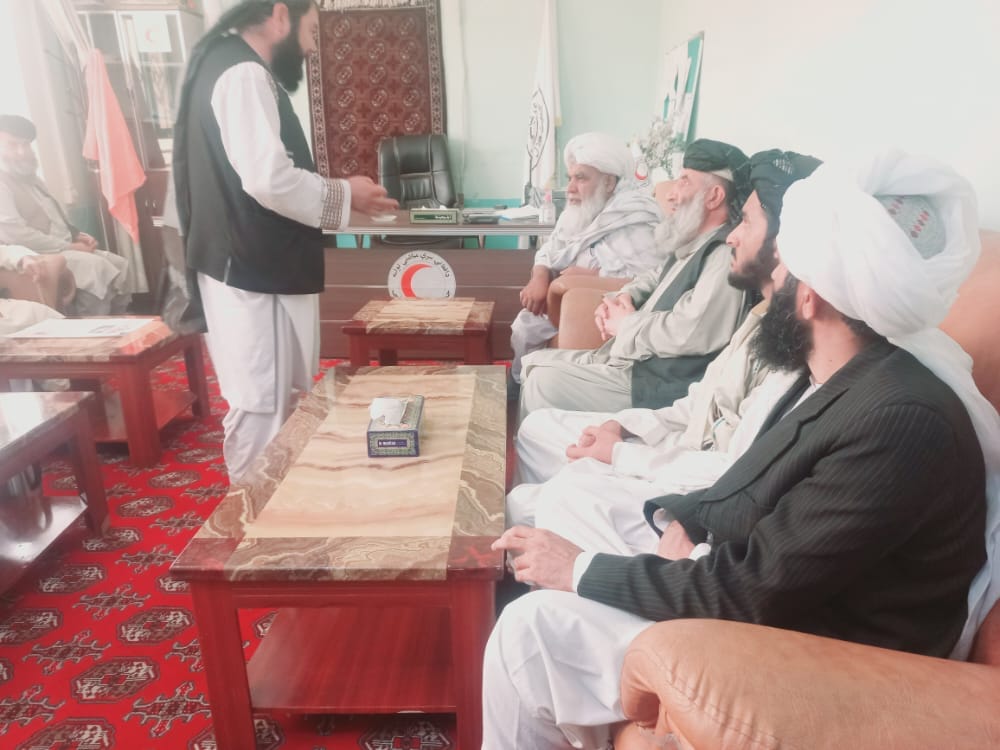 محترم ملا نورالدین ترابي معاون هلال احمر افغانی در طی سفر خود به ولایت قندهار جلسه ای را با کارمندان اداری نماینده گی هلال احمر قندهار برگزار نمود.