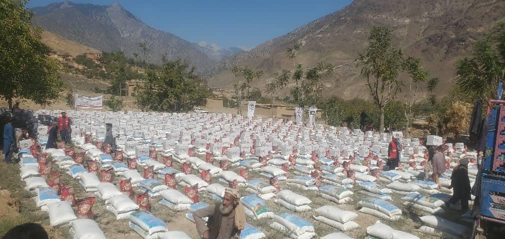 افغاني سرې میاشتې ټولنې د کونړ ولایت ۵۰۰ بېوزله کورنیو ته د خوراکي توکو مرسته وویشله.