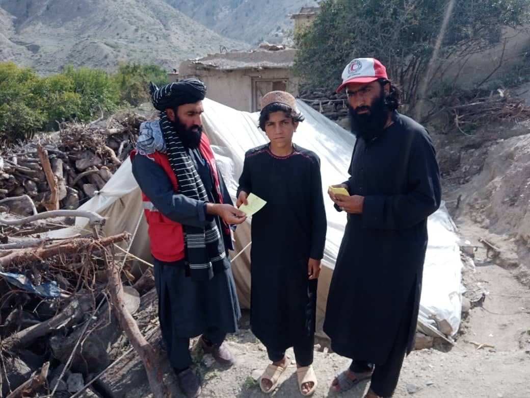 خوست ولايت کې د افغاني سرې مياشتې له لوري 500 اړمنو کورنيو ته د مرستې په موخه کارتونه ووېشل شول!