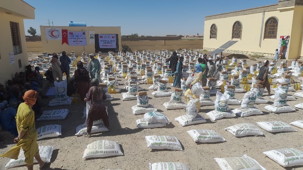 از سوی هلال احمر افغانی به ۴۰۰ خانواده متضررين اﺯ اثر خشکسالی در ولایت فراه کمک نمود!