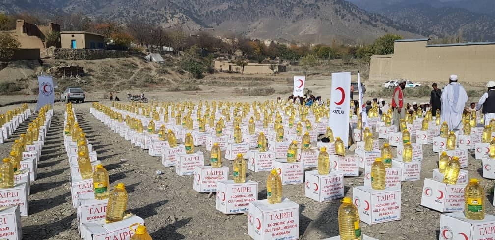 هلال احمر افغانی به ۱۰۰۰ خانواده زلزله زده در ولسوالی گیان ولایت پکتیکا کمک های غذایی نمود.