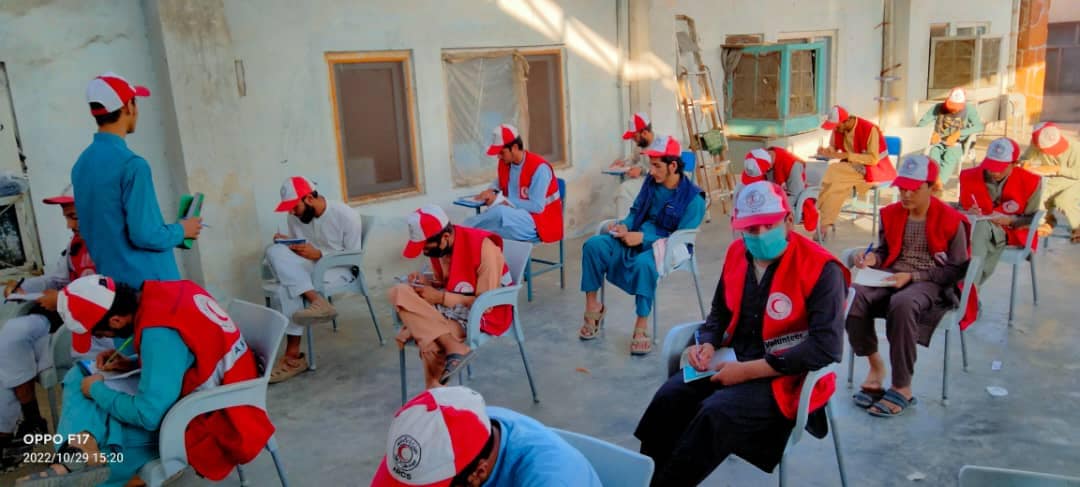 هلال احمر افغانی در حال حاضر دارای ۳۶ مرکز آموزشی در سراسر کشور دارد که صدها جوان و کودک در دوره های مختلف کوتاه مدت در آن تحصیل می نمايند.