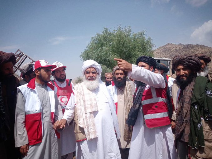 Mawlavi Nooruddin Turabi, vice president of Afghan Red Crescent, paid a visit to the flood-affected families in Takane area of the Jalriz district of Maidan Wardag province!