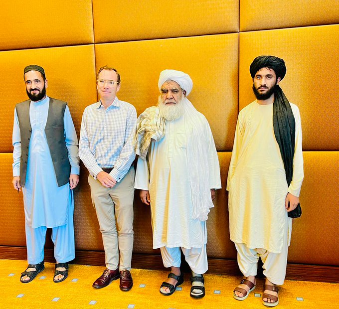 ملا نورالدین ترابی معاون هلال احمر افغانی و هیئت همراهش با رابرټ ډیکسن سفیر بریتانیا در افغانستان و هیئت همراه در دوحه پایتخت قطر دیدار نمودند!