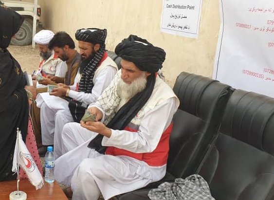 نیمروز ولایت کې ۴۵۰ بې سرپرسته کونډو ته د افغاني سرې میاشتې له لوري نغدي مرسته وویشل شوه!