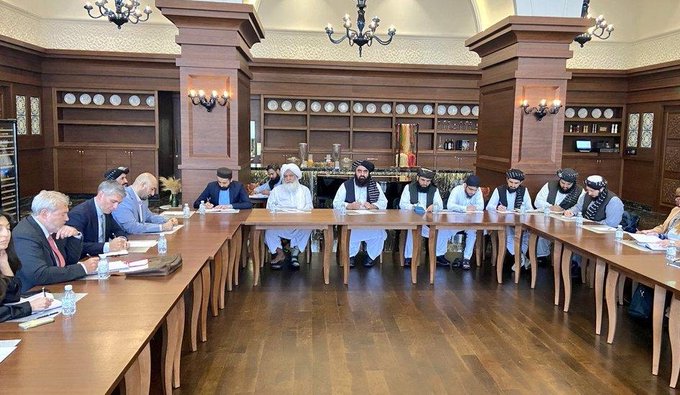 د افغاني سرې میاشتې مرستیال ملا نورالدین ترابي د قطر په پلازمېنه دوحه کې د هسپانیې، هالنډ، کاناډا، ایټالیا، برتانیا، امریکا، جنوبي کوریا، استرالیا او یو شمېر نورو هېوادونو له سفیرانو سره ګډه غونډه ترسره کړه!