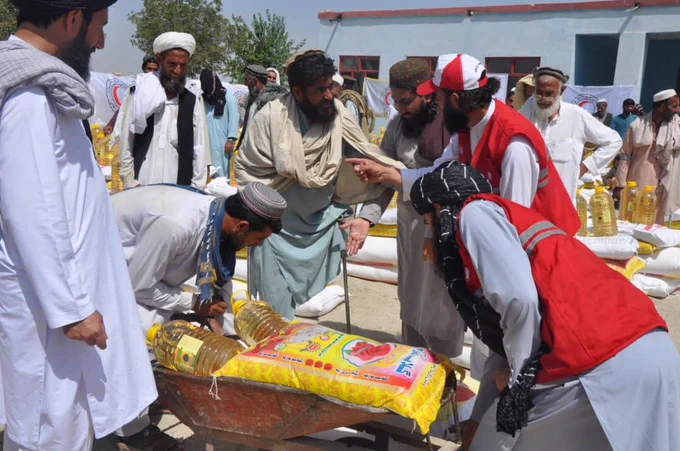 به تاریخ ۱۹ صفر، هلال احمر افغانی برای ۴۰۰ خانواده نیازمند و فقیر در ولسوالی سپین غر ولایت ننگرهار ۸ قلم مواد غذایی را توزیع نمود!