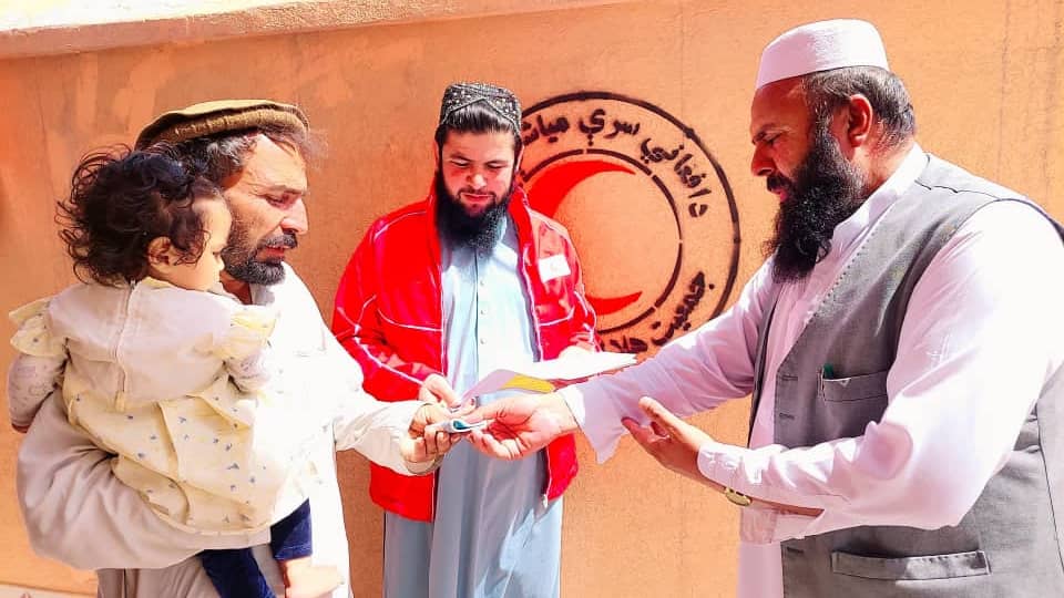 پکتیا ولایت کې د يوې ناروغې ماشومې له کورنۍ سره نغدي مرسته وشوه