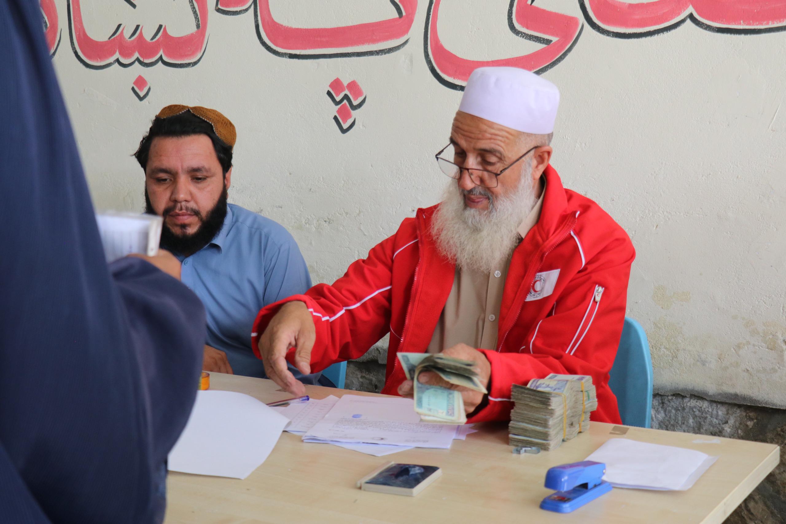 مرکزي مرستون کې پر ۵۹ بېرونيو مشمولينو (اړمنو او سوالګرو) کورنیو ۲۶۷ زره افغانۍ مرسته ووېشل شوه