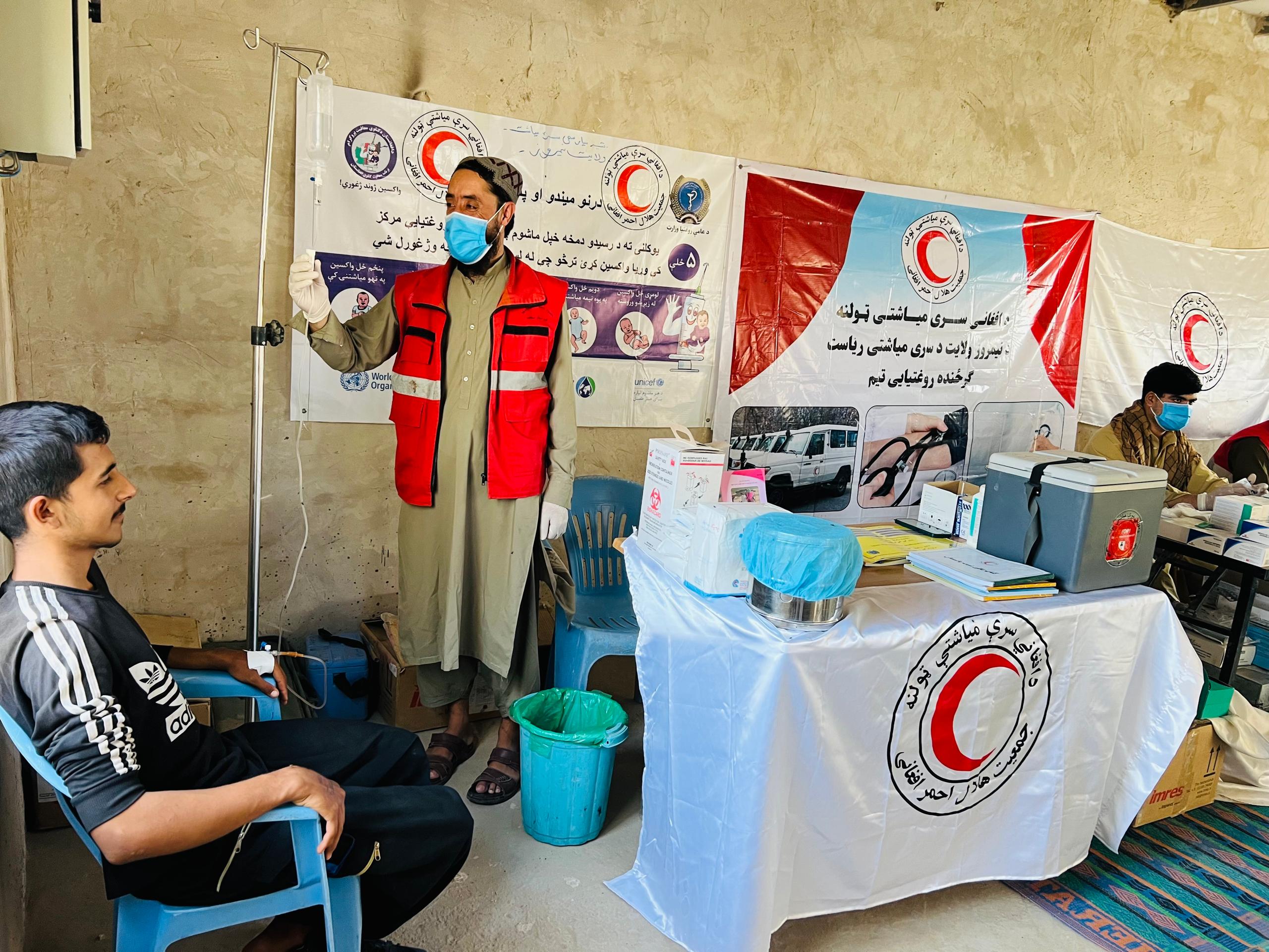 نیمروز؛  له ایران څخه سلګونو راستانه شوو کډوالو ته خواړه او روغتیایي خدمات وړاندې شول