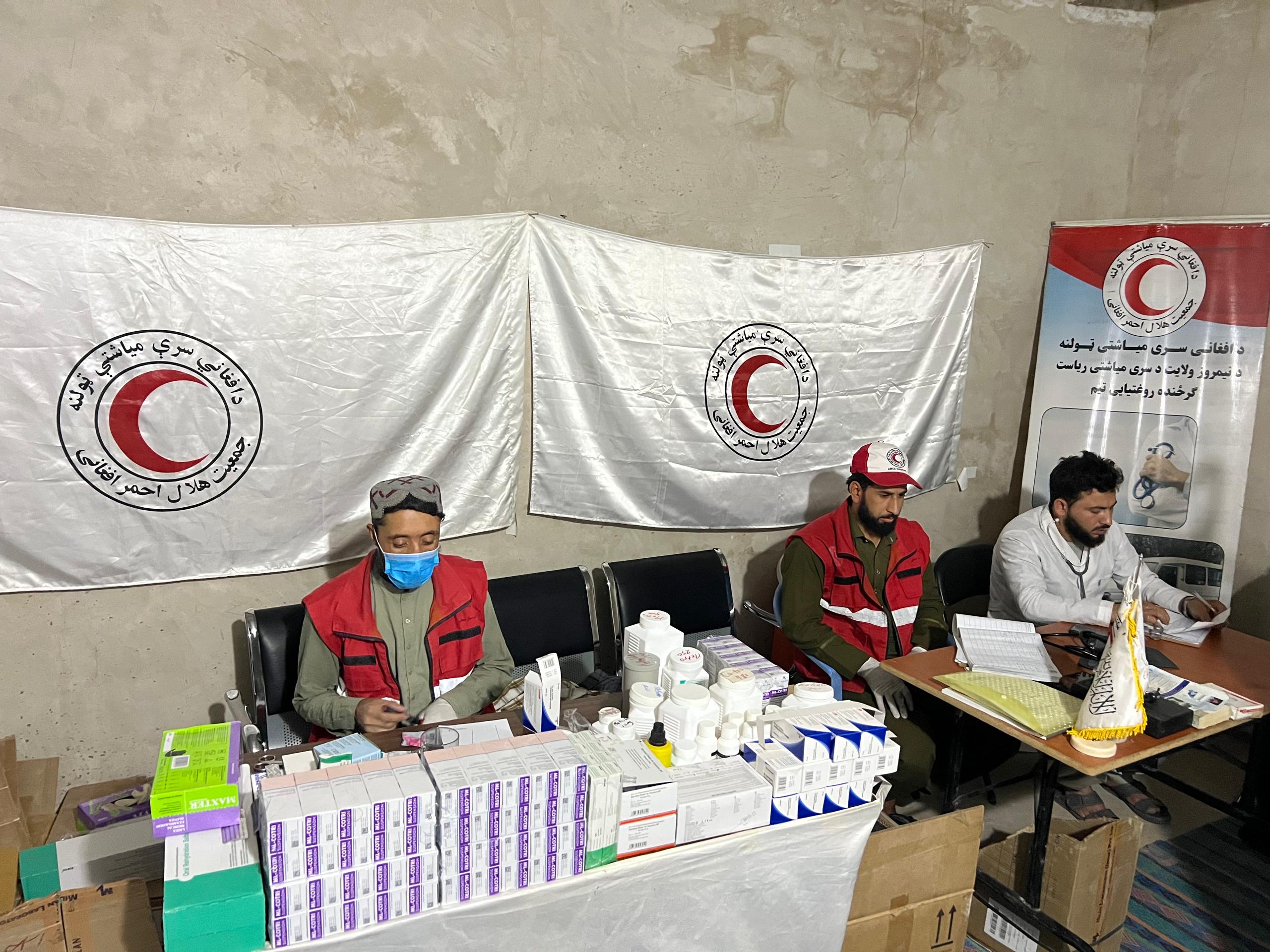 نیمروز؛  له ایران څخه سلګونو راستانه شوو کډوالو ته خواړه او روغتیایي خدمتونه وړاندې شول