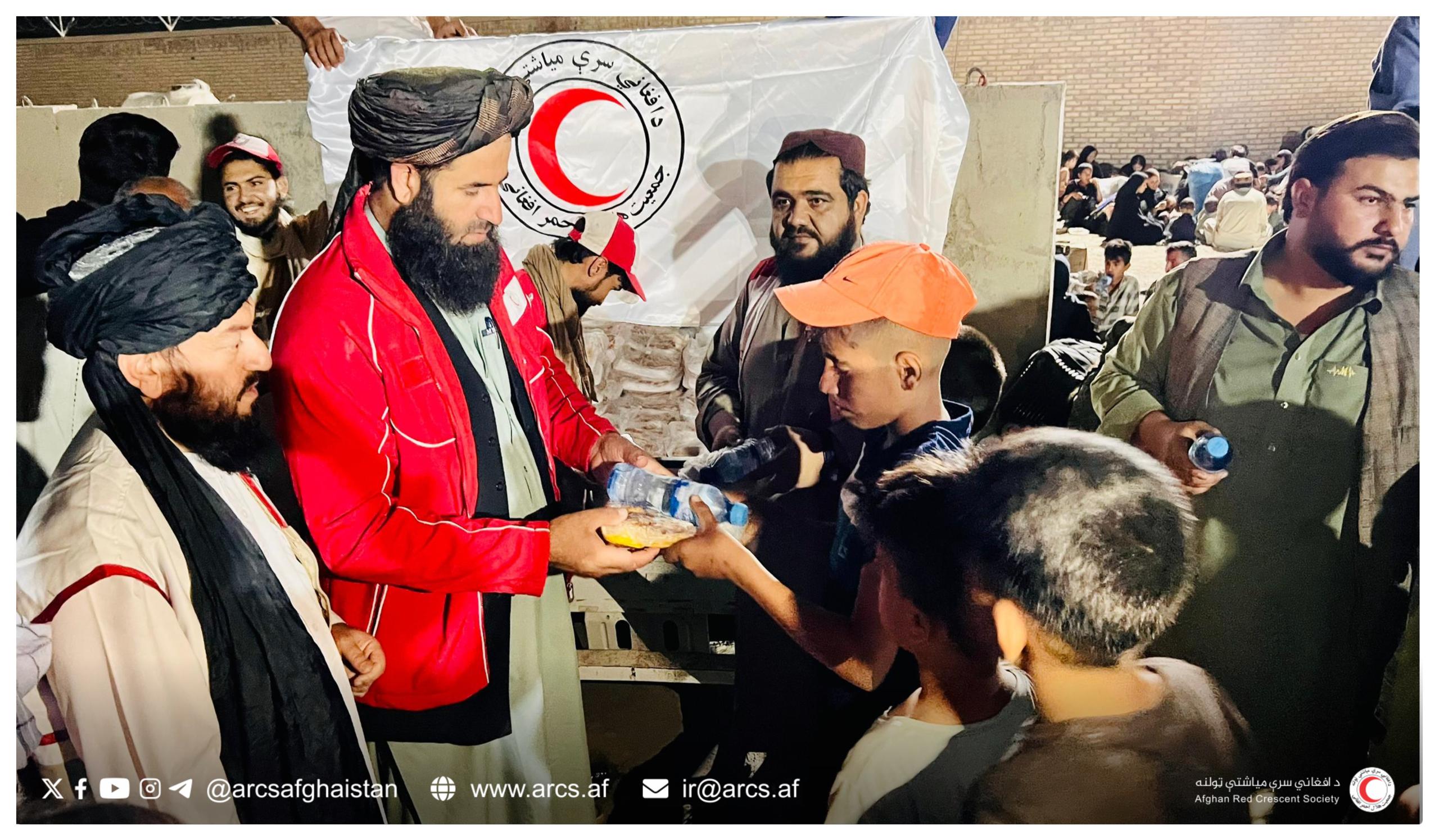 نیمروز؛ به صدها مهاجر عودت‌کننده از ایران غذا و خدمات صحی ارائه شد