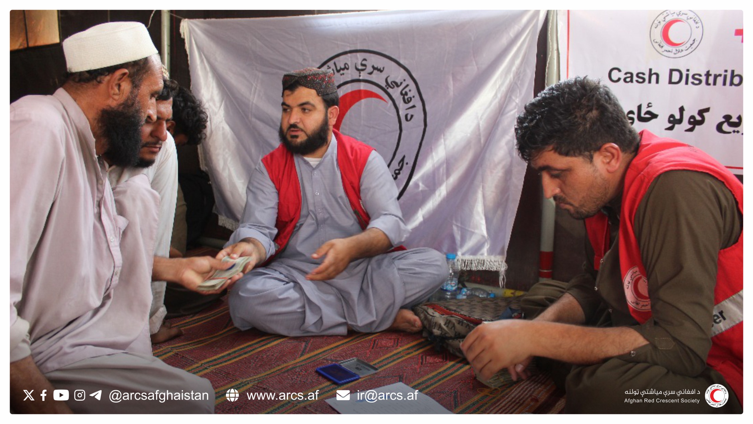 ننګرهار او کندهار کې راستنېدونکو کډوالو ته د خدمت  بدل کې پر کاريګرو ٧٣٢ زره افغانۍ ووېشل شوې
