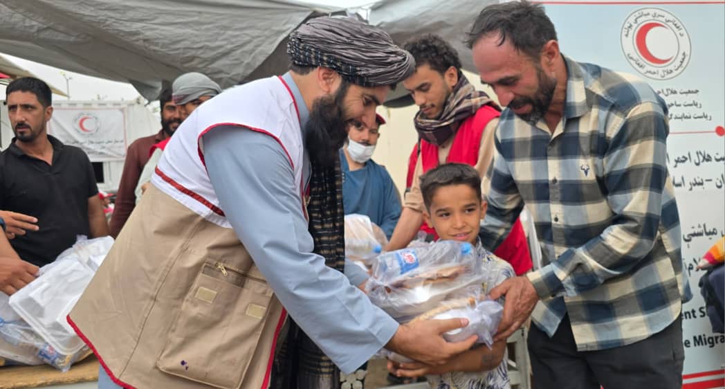 ادامه کمک‌های هلال احمر افغانی به مهاجرین عودت‌کننده از ایران