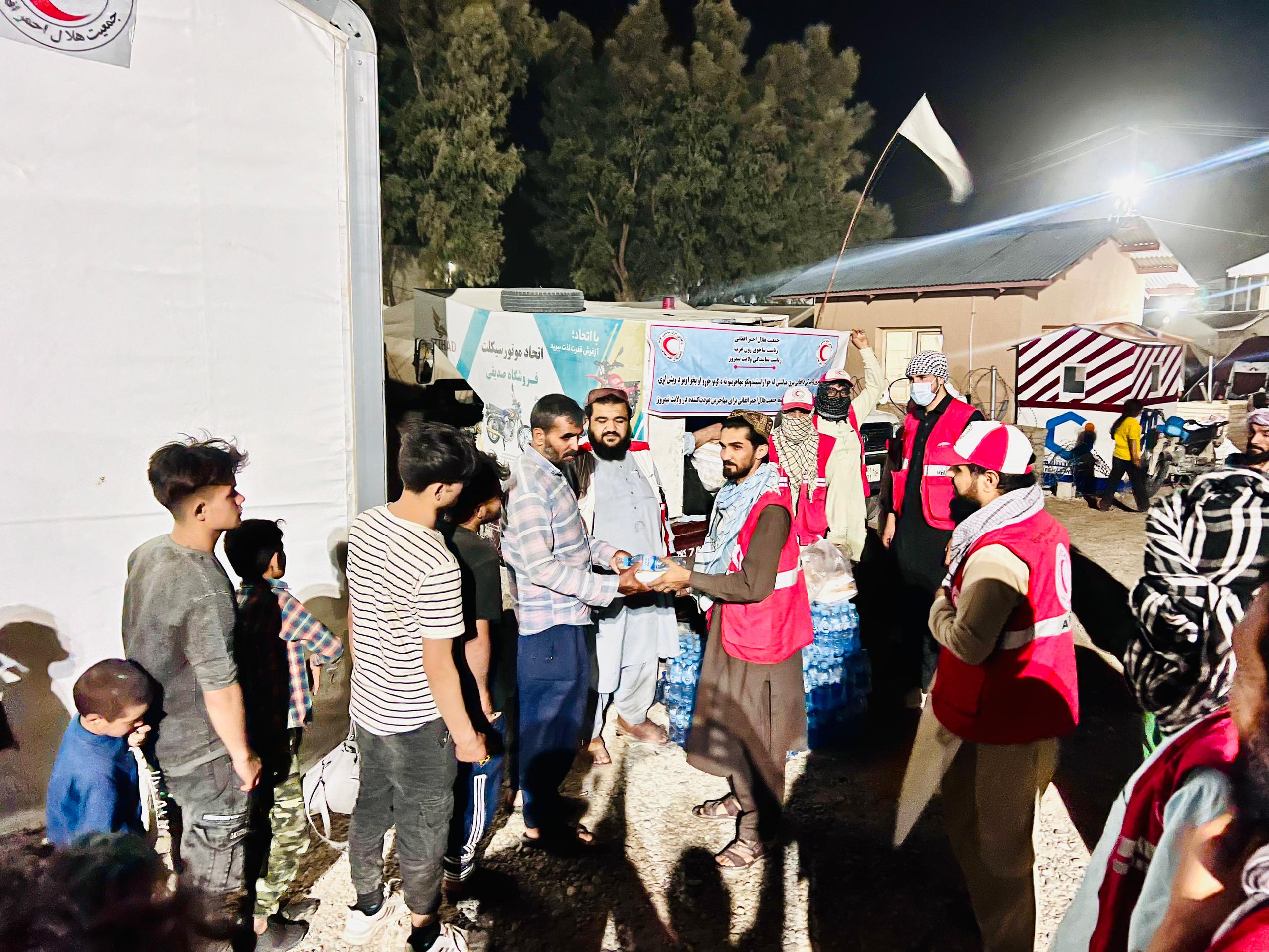 افغاني سره مياشت؛ راستنېدونکو کډوالو ته د پخو خوړو د وېش ترڅنګ روغتیايي خدمتونه هم دوام لري