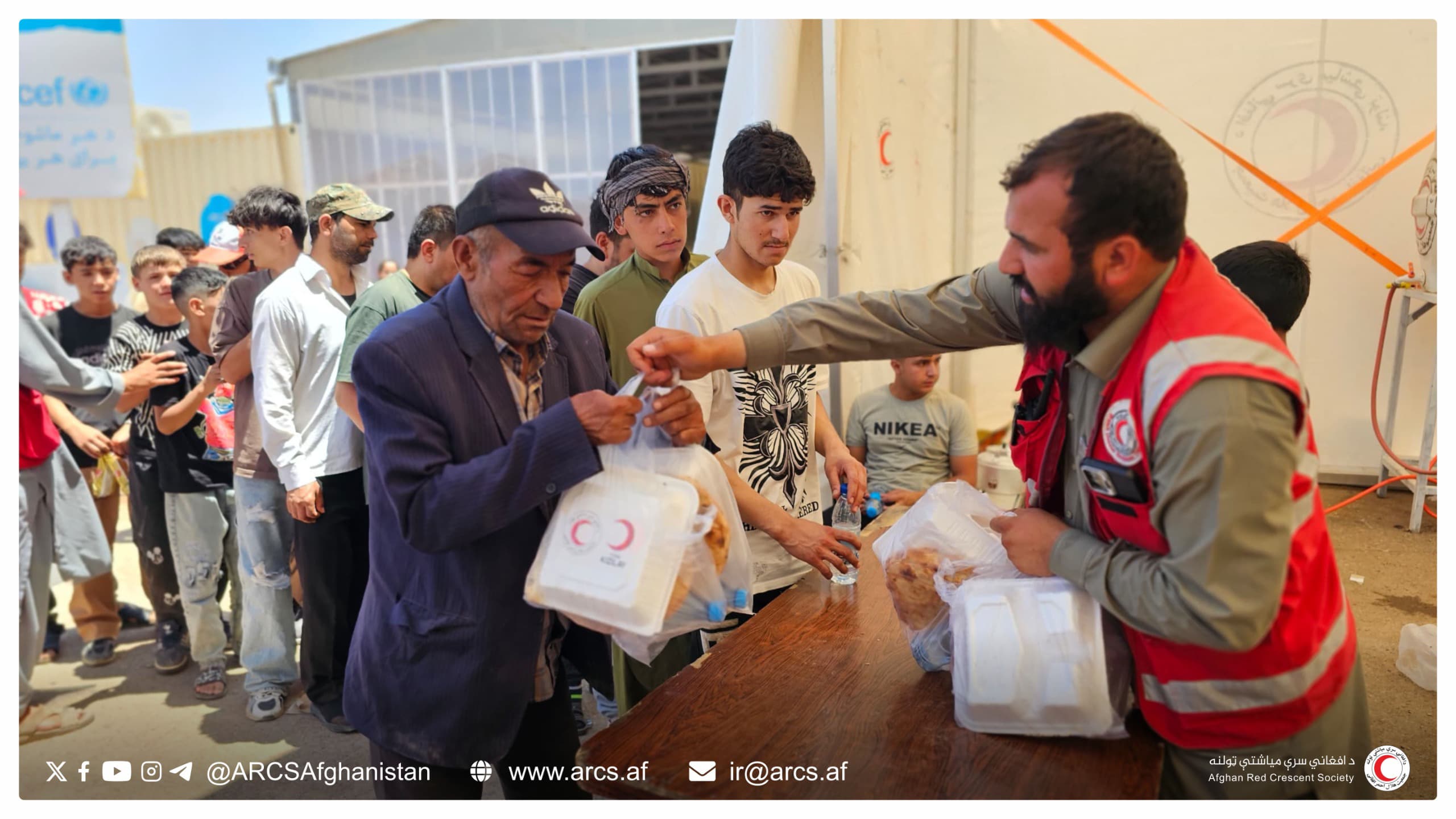 افغاني سره میاشت؛ راستنېدونکو کډوالو ته خواړه، د څښاک پاکې اوبه او دوامداره روغتیايي خدمتونه وړاندې کېږي