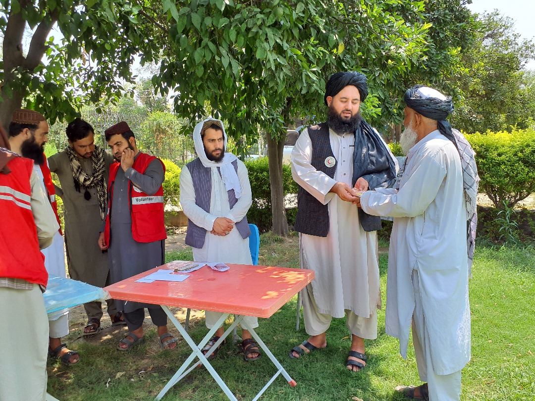 ننگرهار؛ توزیع کمک نقدی به خانواده‌های آسیب‌دیده از سیلاب