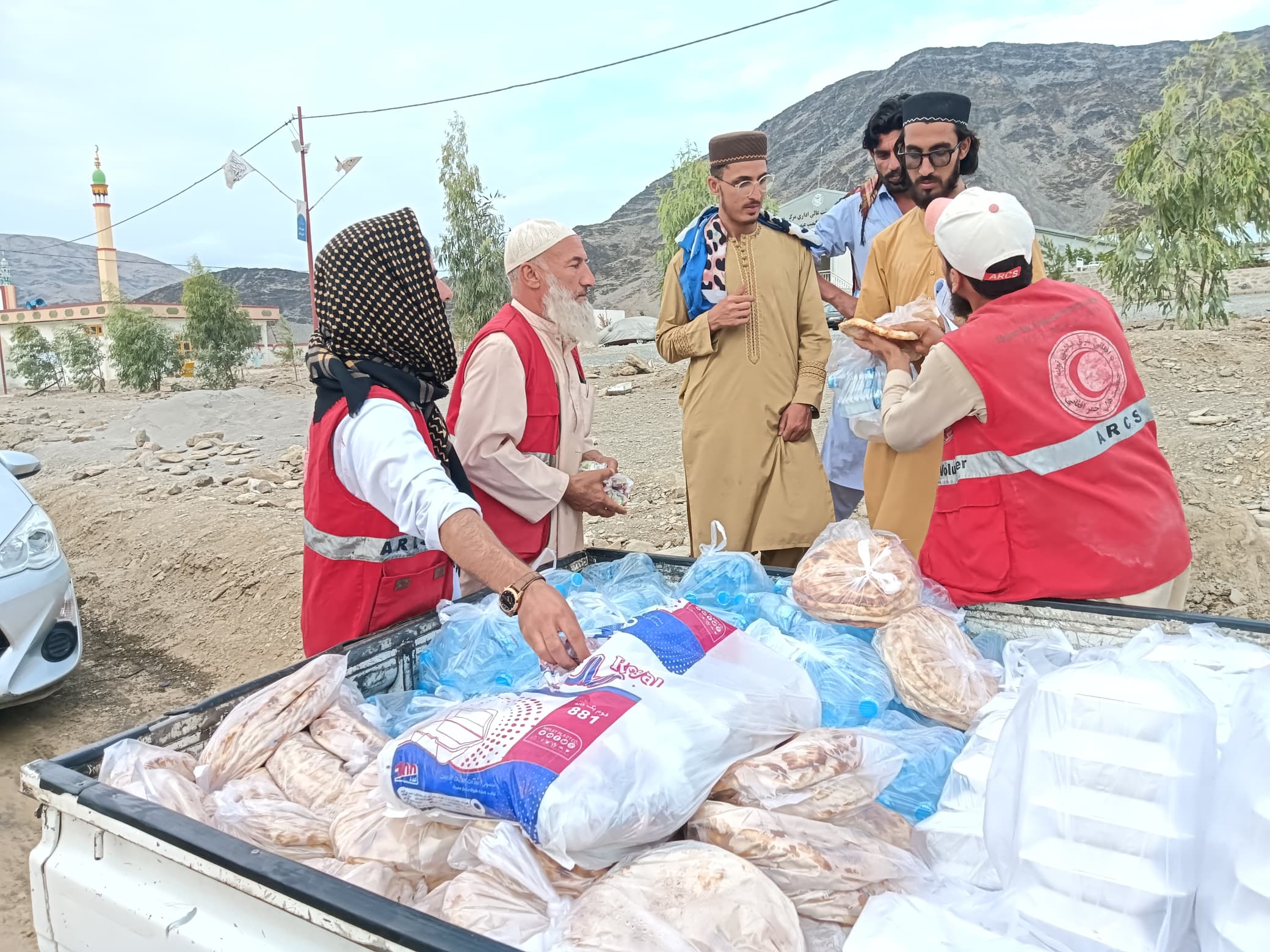 تورخم؛ پر راستنو شوو کډوالو پاخه خواړه ووېشل شول