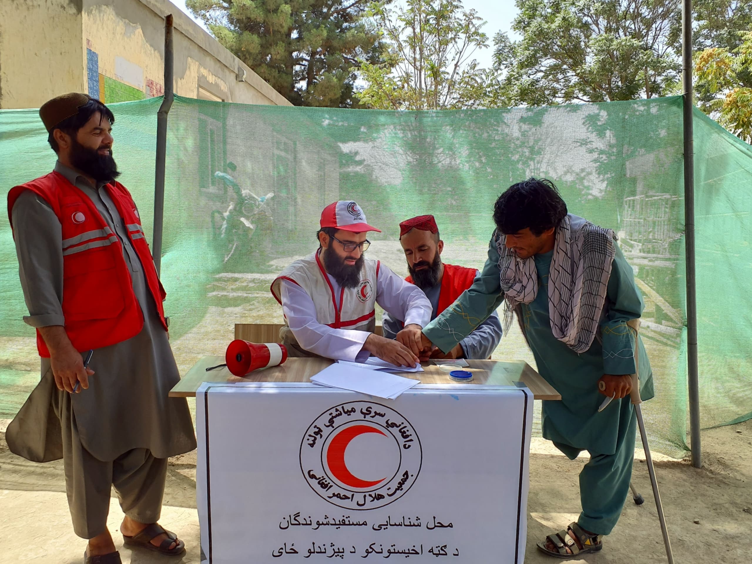 توزیع ۱۵ میلیون افغانی به خانواده‌های نیازمند و فقیر در بغلان